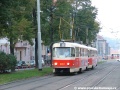Souprava vozů T3M ev.č.8012+8097 vypravená na linku 8 opustila smyčku Podbaba a stoupá tehdy až k zastávce Lotyšská. | 14.10.2006