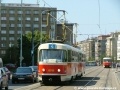 Souprava vozů T3M ev.č.8018+8085 vypravená na linku 4 míjí protisměrnou zastávku Kubánské náměstí a míří na Průběžnou. | 30.7.2004