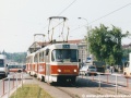 Souprava vozů T3M ev.č.8028+8014 na lince 26 opustila Vítězné náměstí a brzy obklopena stromořadím směřuje k zastávce Lotyšská. | 3.6.2003