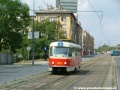 Vůz T3M ev.č.8039 vypravený na linku 4 klesá Vinohradskou ulicí k zastávce Vinohradské hřbitovy | 25.7.2004