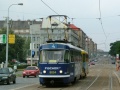 Souprava vozů T3M ev.č.8054+8048 vypravená na linku 4 míjí protisměrnou zastávku Poliklinika Vysočany při jízdě k zastávce Nádraží Vysočany. | 26.7.2004