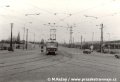 Pohled ze smyčky Nový Hloubětín do Kolbenovy ulice směrem k Palmovce na soupravu vozů T3M ev.č.8056+8057 vypravenou na linku 8 stanicující v zastávce | 26.10.1986