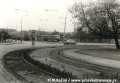 Na snímku ze smyčky Nový Hloubětín právě souprava vozů T3M ev.č.8062+8063 vypravená na linku 8 opustila zastávku v Kbelské ulici | 26.10.1986