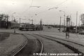 Na snímku ze smyčky Nový Hloubětín právě souprava vozů T3M ev.č.8063+8062 vypravená na linku 8 opustila kruhový objezd a Kolbenovou ulicí míří k Palmovce | 26.10.1986