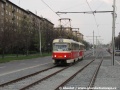 Souprava vozů T3M ev.č.8066+8049 vypravená na linku 19 překonala přejezd pro automobily před zastávkou Hloubětín, do níž po pár metrech vjede.{20.4.2010