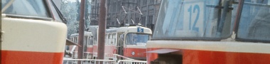 Netradiční pohled na soupravu vozů T3M ev.č.8070+8071 vypravenou na linku 5 manipulující na trojúhelníku v Kotevní ulici přes soupravu vozů T3 ev.č.6577+6578. | 25.5.1985