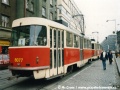 Původní vůz T3M ev.č.8077 řazený jako řízený vypravený na linku 1 dokumentuje původní podobu zastávky Letenské náměstí bez vytažené hrany chodníku pro snazší nástup cestujících. | říjen 1996