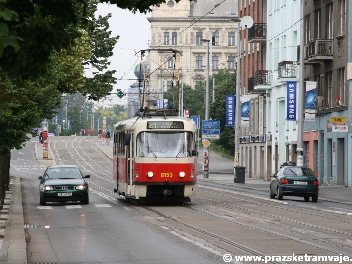Vůz T3R.PV ev.č.8153 vypravený na linku 21 míří po Rašínově nábřeží od zastávky Palackého náměstí k zastávce Výtoň. | 2.6.2007