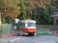 Novotou vonící vůz T3R.PV ev.č.8154 vyčkává ve výjezdových vratech vozovny Motol před nájezdem na linku 8 | 1.6.2004