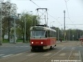 Vůz T3R.P ev.č.8217 vypravený na linku 6 opustil zastávku Nádraží Vršovice a přes světelně řízenou křižovatku s ulicí U Vršovického nádraží uhání k „Bohemce“. | 17.4.2005