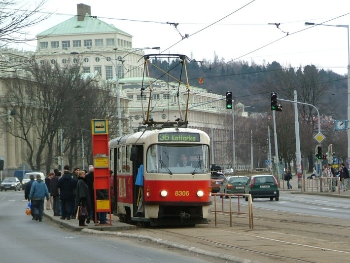V zastávce Podolská vodárna stanicuje vůz T3R.P ev.č.8306 vypravený na náhradní linku 36. | 15.3.2004