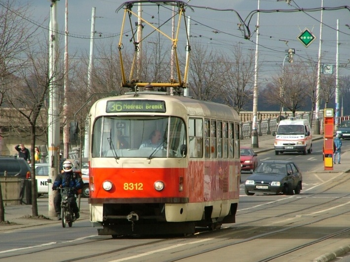 Vůz T3R.P ev.č.8312 vypravený na linku 36 projíždí Rašínovým nábřežím od Palackého náměstí k Výtoni. | 15.3.2004