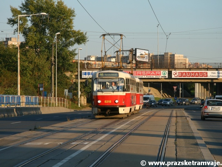 Souprava vozů T3R.P ev.č.8318+8323 vypravená na linku 11 míří k zastávce Teplárna Michle. | 21.9.2010