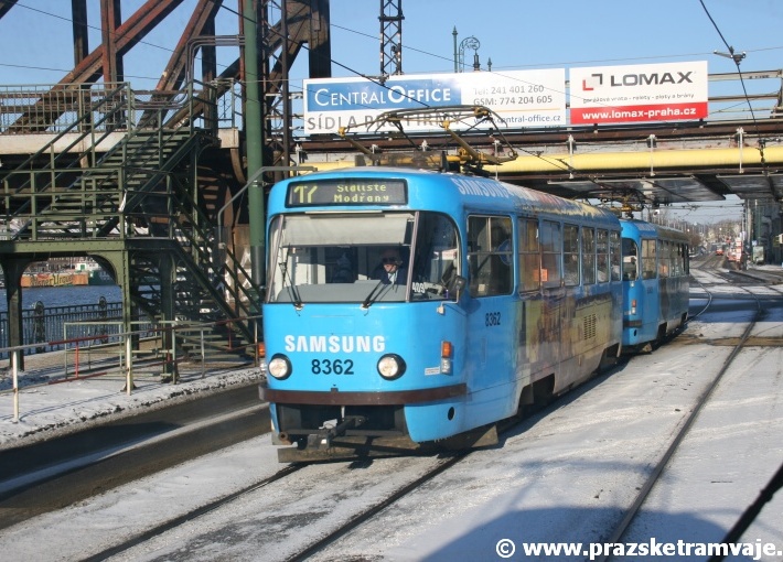 Souprava vozů T3R.P ev.č.8362+8363 vypravená na linku 17 opustila křižovatku Výtoň a míří k Vyšehradskému tunelu. | 28.12.2010