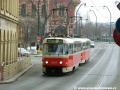 Souprava vozů T3R.P #8364+8365 vypravená na linku 17 minula protisměrnou zastávku Karlovy lázně a vjíždí do soutěsky před domovním průjezdem na Křížovnické náměstí. | 30.1.2005