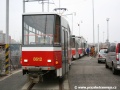 Souprava vozů T6A5 ev.č.8612+8611 je připravena k vytažení vozu Škoda 14T ev.č.9115 z plošinových vozů na předávací kolej Zličín | 28.12.2006
