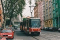Souprava vozů T6A5 ev.č.8615+8616 vypravená na linku 23 klesá Minskou ulicí k Vršovické ulici. | 10.5.2002
