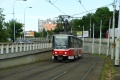 Souprava vozů T6A5 #8619+8621 vypravená na linku 22 stoupá k zastávce Hostivařská. | 14.6.2009