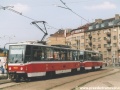 Souprava vozů T6A5 ev.č.8621+8622 vypravená na linku 14 v první fázi „povodňových“ opatření odbavuje cestující v nástupní zastávce vnitřní koleje původní smyčky Podbaba. | 23.8.2002