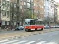 Vůz T6A5 ev.č.8628 vypravený na linku 7 uhání Vršovickou ulicí ke světelně řízené křižovatce s Petrohradskou ulicí. | 17.4.2005