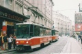Souprava vozů T6A5 ev.č.8633+8634 vypravená na linku X-B odbavuje cestující na Václavském náměstí. | 7.9.2002