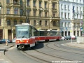 Souprava vozů T6A5 ev.č.8635+8636 vypravená na linku 9 projíždí obloukem na náměstí Republiky, který ještě tvoří velkoplošné panely BKV. | 7.8.2004