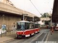 Souprava vozů T6A5 ev.č.8637+8638 vypravená na linku X-B nahrazující zatopené metro vjíždí do zastávky Vltavská, v níž však nebude stanicovat | 21.9.2002