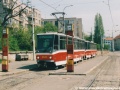 Souprava vozů T6A5 ev.č.8645+8645 vypravená na linku 23 stanicuje ve výstupní zastávce vnější koleje. | 2.5.2002