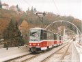 Souprava vozů T6A5 ev.č.8645+8646+8607 stoupá během zkoušek energetického zatížení tratě po mostní estakádě přes Hlubočepskou ulici k zastávce Geologická | 1.11.2003