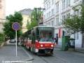 Souprava vozů T6A5 ev.č.8647+8648 vypravená na náhradní linku 30 manipuluje v obratišti Zvonařka. | 19.5.2005