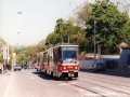 Souprava vozů T6A5 ev.č.8653+8654 vypravená na linku 9 stoupá Jičínskou ulicí na Floru | 4.5.2003