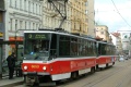 Souprava vozů T6A5 #8653+8654 vypravená na linku 3 odbavuje cestující na Karlově náměstí | 3.4.2006