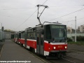 Souprava vozů T6A5 ev.č.8673+8674 vypravená na linku 22 ve výstupní zastávce vnější koleje smyčky Nádraží Hostivař. | 28.9.2007