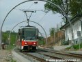 Souprava vozů T6A5 ev.č.8703+8704 vypravená na linku 12 klesá podél ještě nezatravněnou tratí podél Hlubočepské měnírny k mostní estakádě přes Růžičkovu rokli | 15.5.2004