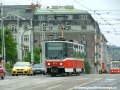 Vůz T6A5 ev.č.8710 vypravený na linku 21 projíždí přímým úsekem křižovatky Palackého náměstí k Jiráskovu náměstí | 15.5.2004