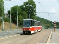 Souprava vozů T6A5 #8711+8712 vypravená na linku 10 přijíždí do zastávky Poštovka. | 17.8.2004