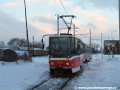 Souprava vozů T6A5 ev.č.8713+8714 přijela k nádraží Praha-Zličín jako první, tramvaj Škoda 14T ev.č.9117 zatím dělí od Zličína zasněžená železniční trať. | 27.1.2007
