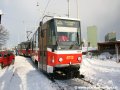 Souprava vozů T6A5 ev.č.8713+8714 vyčkává na zahájení vytahování vozu Škoda 14T ev.č.9117 z plošinových vozů na pražské koleje. | 27.1.2007