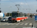 Souprava vozů T6A5 ev.č.8718+8730 vypravená na linku 1 vyčkává na signál volno na dočasné křižovatce Prašný most | 2.10.2010