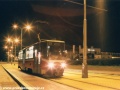 Vůz T6A5 ev.č.8728 vypravený na linku 57 stanicuje v zastávce Malešická továrna při přejezdu na svou trasu z konečné Ústřední dílny DP, kam dorazil ještě jako linka 7. | 23.6.2002