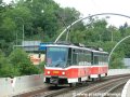 Souprava vozů T6A5 ev.č.8740+8741 vypravená na linku 20 klesá po estakádě přes Hlubočepskou ulici k zastávce Hlubočepy | 5.8.2005