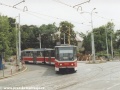 Vůz KT8D5 ev.č.9002 vypravený na linku 25 projíždí nyní již jen manipulačním obloukem mezi oběma zastávkami Nádraží Holešovice. | 12.7.2003
