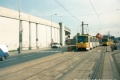 Vůz KT8D5 #9005 vypravený na odkloněnou linku 4 odbavuje cestující v zastávce Zahradní Město. | 30.3.1999
