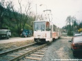 Vůz KT8D5 #9007 vypravený na linku 37 vjíždí od Trojské do jednokolejného úseku. | 11.4.2001