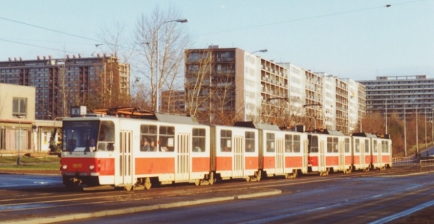 Souprava vozů KT8D5 #9017+9022 na lince X17 míří Střelničnou ulicí na Ládví. | listopad 1993