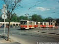 Vůz KT8D5 ev.č.9035 vypravený na odkloněnou linku 1 vjíždí do smyčky Olšanské hřbitovy. | 25.4.1998