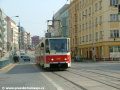 Vůz KT8D5 ev.č.9041 vypravený na linku 35 překonává křižovatku s ulicí Na Břehu a míří k zastávce Poliklinika Vysočany. | 3.4.2004