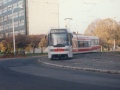 Prototypový vůz RT6N1 ev.č.9051 během krátkého nasazení na linku 18 manipuluje na vnější koleji smyčky Petřiny. | 4.11.1996