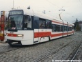 Prototypový vůz RT6N1 ev.č.9051 vypravený na linku 18 odbavuje cestující ve výstupní zastávce smyčky Petřiny. | listopad 1996