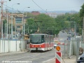 Vůz KT8D5.RN2P ev.č.9095 vypravená na linku 26 projíždí postupně stále zmenšovaným koridorem tramvajové tratě mezi stavebními ohradami tunelu Blanka u Prašného mostu... | 16.5.2010